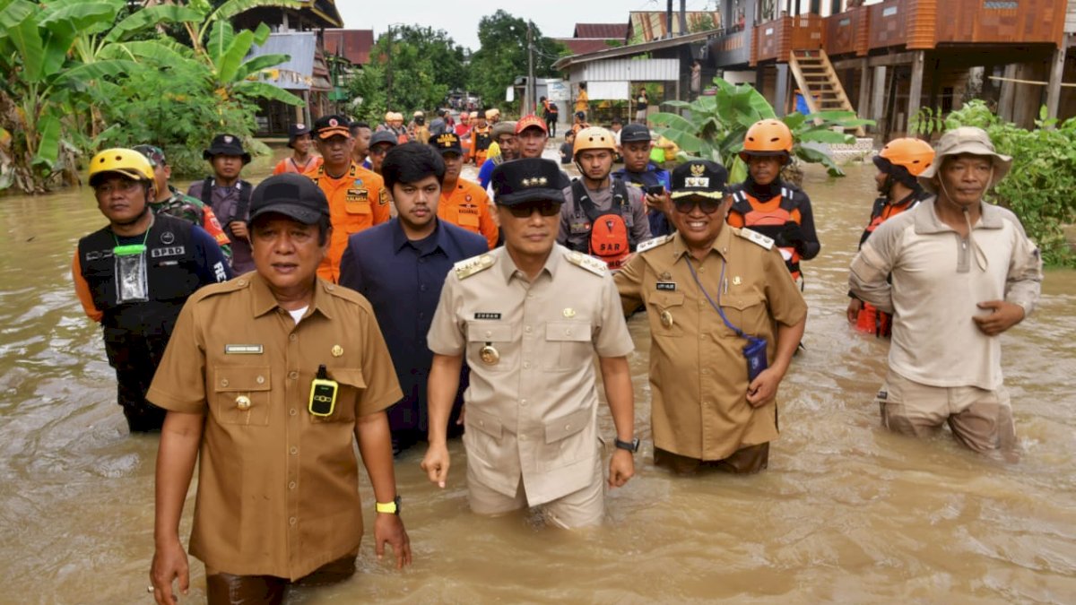 Prof Zudan Tinjau Lokasi Banjir di Soppeng, Serahkan Bantuan untuk Warga Terdampak