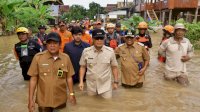 Prof Zudan Tinjau Lokasi Banjir di Soppeng, Serahkan Bantuan untuk Warga Terdampak