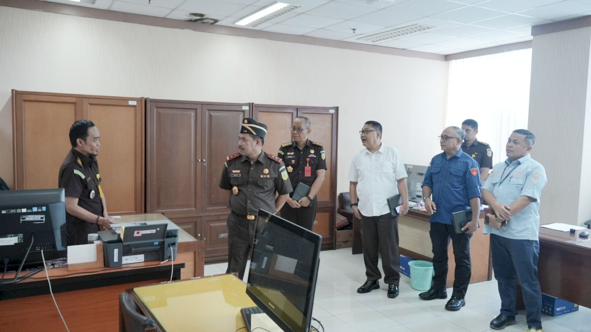 Kajati Sulsel Agus Salim Sidak Pegawai di Hari Pertama Kerja 2025