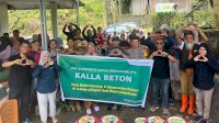 Kalla Beton Berbagi Bibit Pohon dan Sembako ke Warga Lonjoboko
