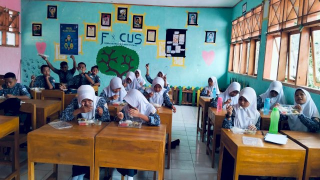 Antusiasme pelajar SMP Negeri 1 Binamu Jeneponto makan siang gratis dari program Presiden Prabowo (Istimewa)