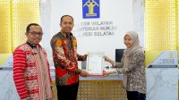Kemenkumham Sulsel Serahkan Sertifikat Apostille Kepada Pemohon Pekerja Migran Indonesia