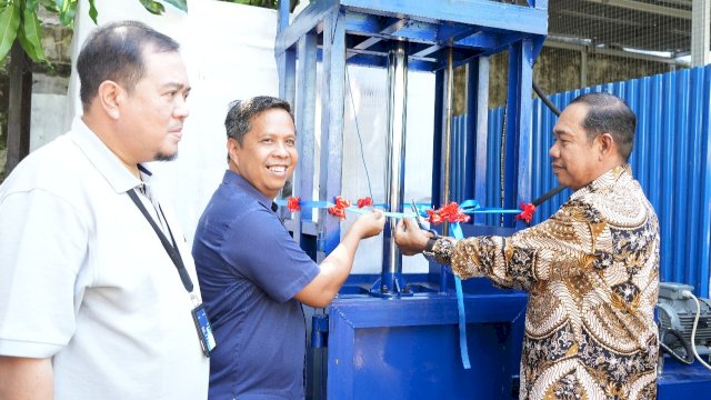 Penyerahan bantuan mesin press sampah Pelindo Makassar kepada Bank Sampah Kelurahan Buloa. Foto: Istimewa.