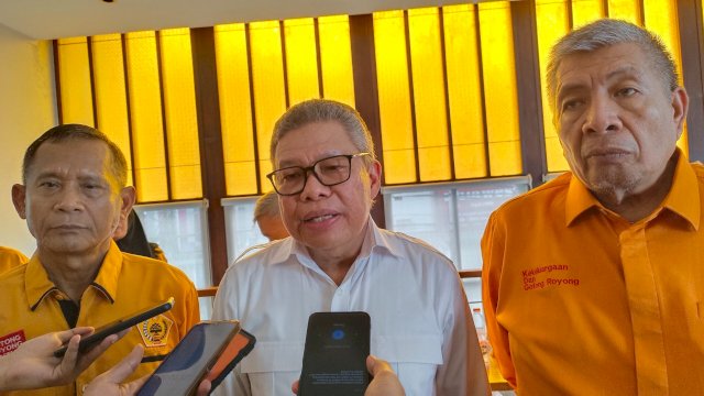 Ketua DPD I Golkar Sulsel Taufan Pawe bersama Ketua Harian Ormas MKGR Sulsel Prof Aminuddin Ilmar saat ditemui di Kafe Mama. Foto/SS