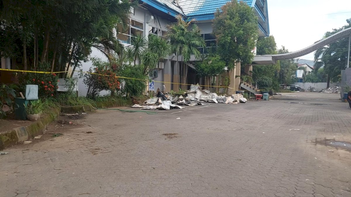 Kebakaran Hanguskan Lantai Dua Disdik Makassar: Server dan Dokumen Penting Jadi Abu