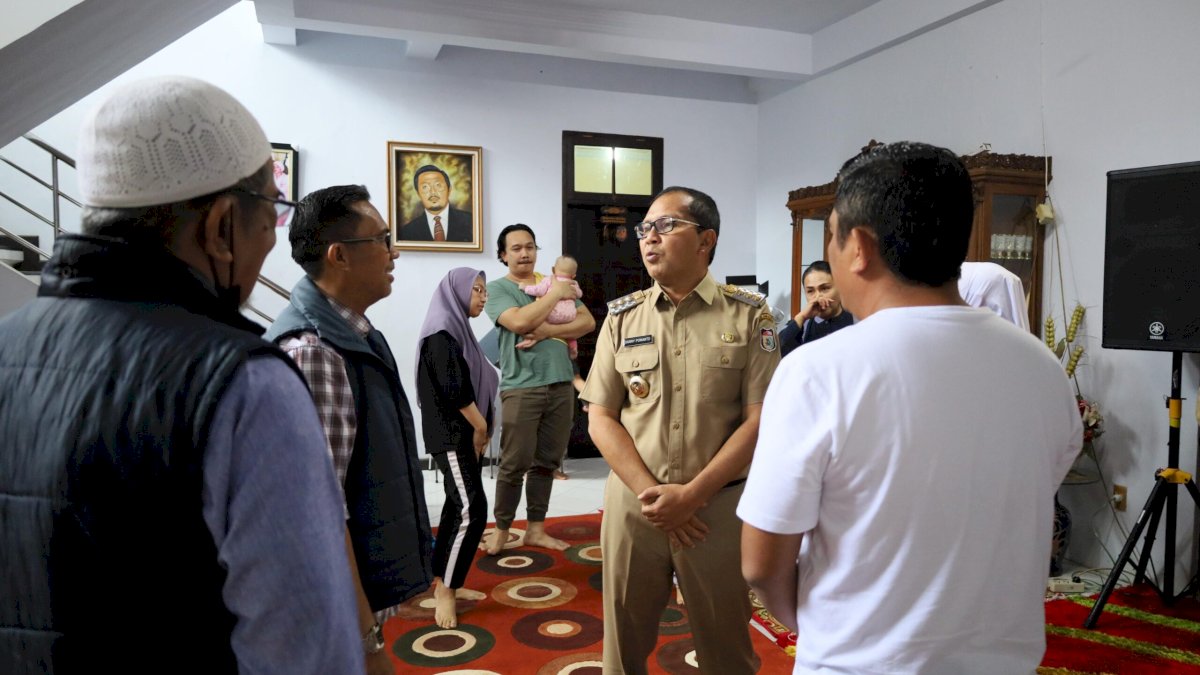 Melayat ke Rumah Duka Almarhum Alwi Hamu, Danny Beri Dukungan Moril dan Kenang Kebersamaannya