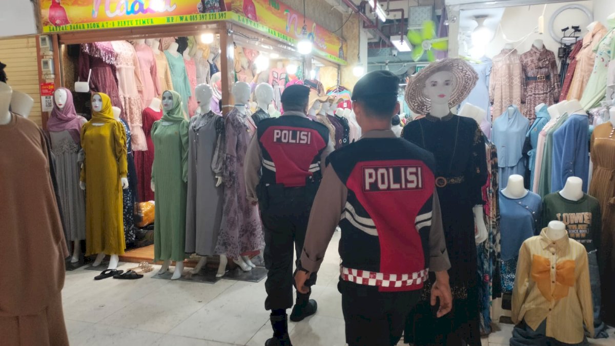 Jaga Keamanan dan Dukung Ekonomi, Satsamapta Polres Pelabuhan Makassar Gencar Patroli Dialogis di Pasar