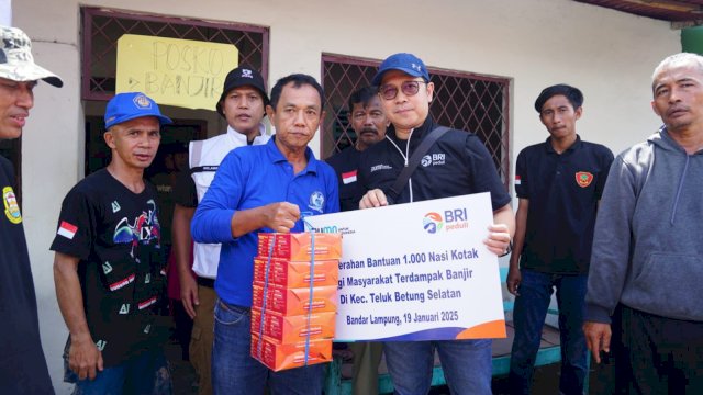 BRI Peduli salurkan bantuan kepada korban banjir di Bandar Lampung. Foto: Istimewa.