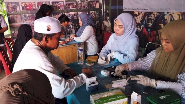 LAZ Hadji Kalla beri pemeriksaan kesehatan gratis bagi warga. Foto: Istimewa.