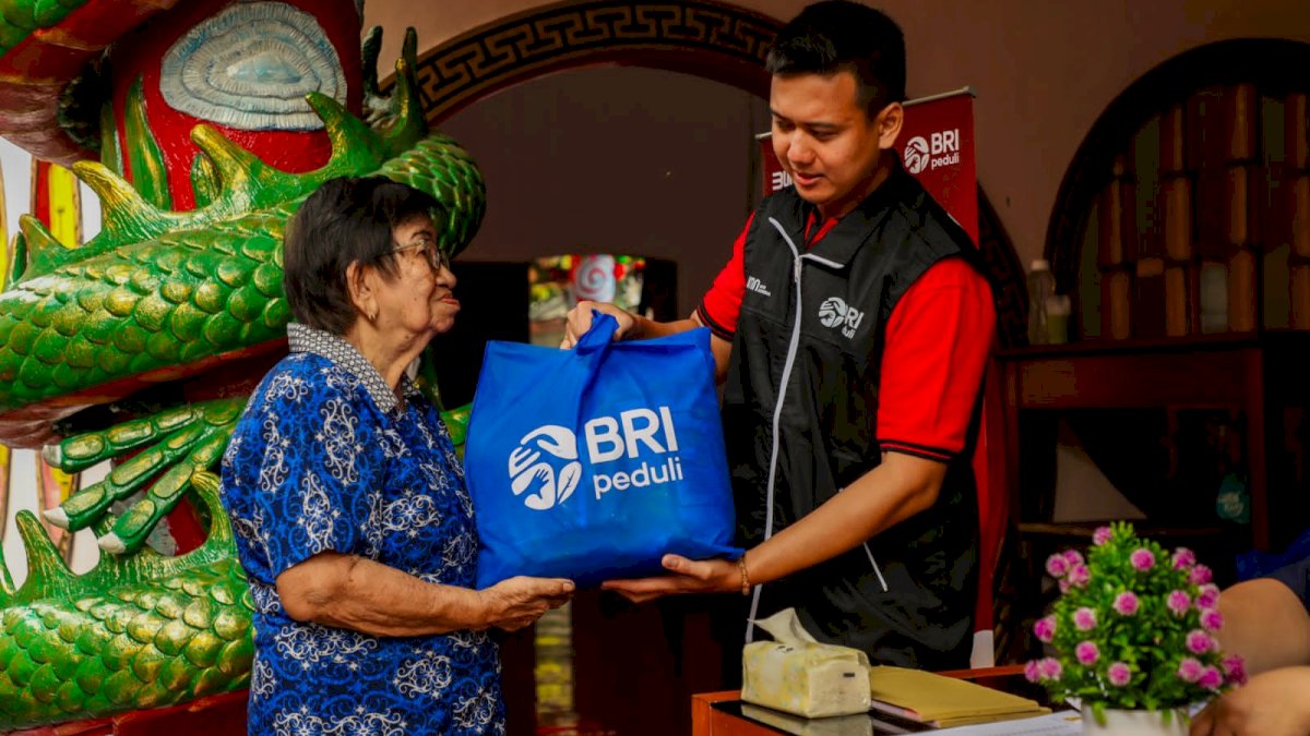 Semangat Berbagi di Tahun Baru Imlek 2025, BRI Peduli Salurkan Bantuan Sembako Bagi Warga di Tangerang dan Singkawang