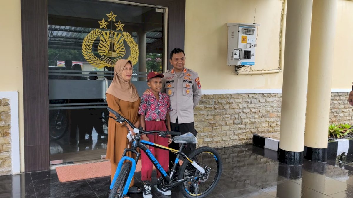 Kapolres Jeneponto Hadiahkan Sepeda kepada Asrul, Anak Penyapu Jalanan yang Setia Membantu Ibunya