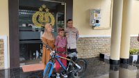 Kapolres Jeneponto Hadiahkan Sepeda kepada Asrul, Anak Penyapu Jalanan yang Setia Membantu Ibunya