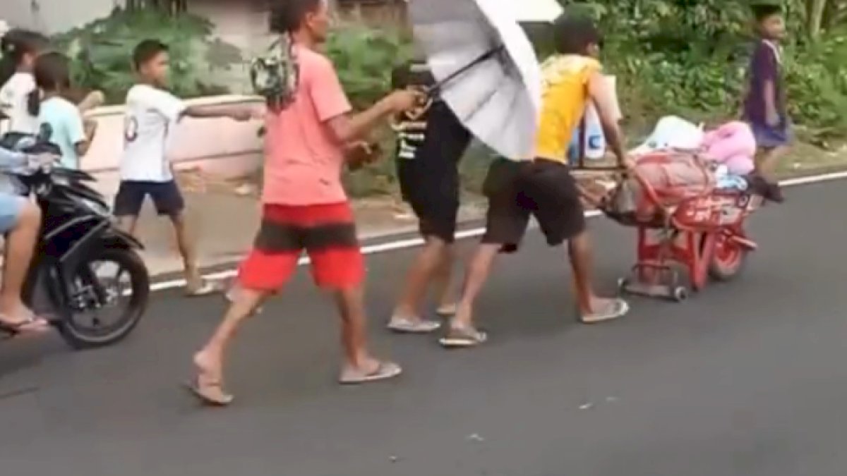 VIDEO: Selebgram Jalan Kaki dari Makassar ke Gorontalo, Disambut Antusias Warga