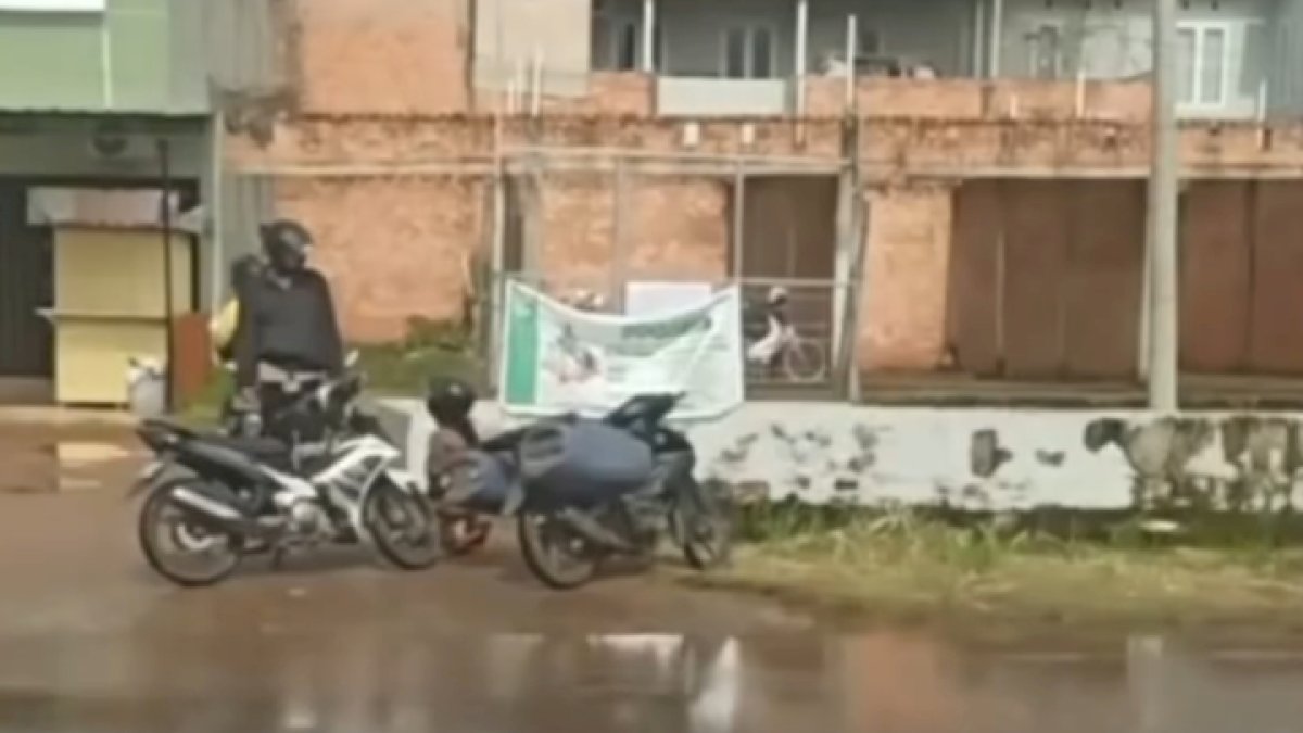 VIDEO: Viral, Penjual Ikan di Palembang Berlutut ke Oknum Polisi Usai Insiden Air Terciprat