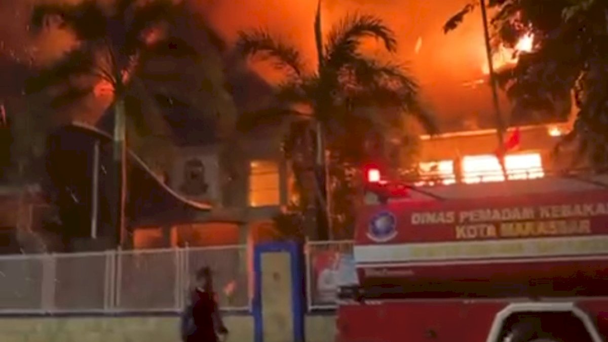 Kantor Disdik Makassar Hangus Terbakar