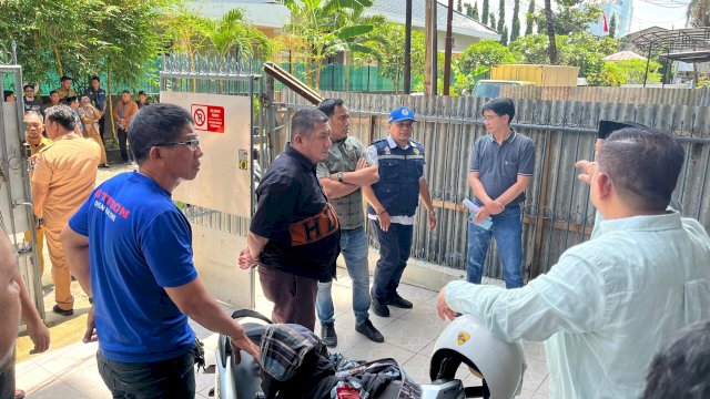 Komisi C Dewan Perwakilan Rakyat Daerah (DPRD) Kota Makassar melakukan sidak terhadap bangunan berupa ruko yang diduga melanggar di Jalan Gunung Bulusaraung, Kota Makassar, Selasa (14/1/2025).