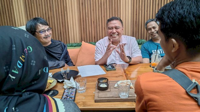 AVP External Communication Telkom Sabri Rasyid saat bersama media di salah satu restoran di Makassar. Foto: Istimewa. 