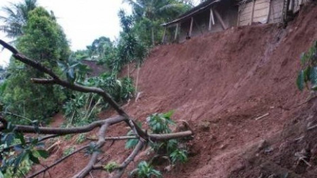 Longsor Pekalongan Renggut 20 Nyawa