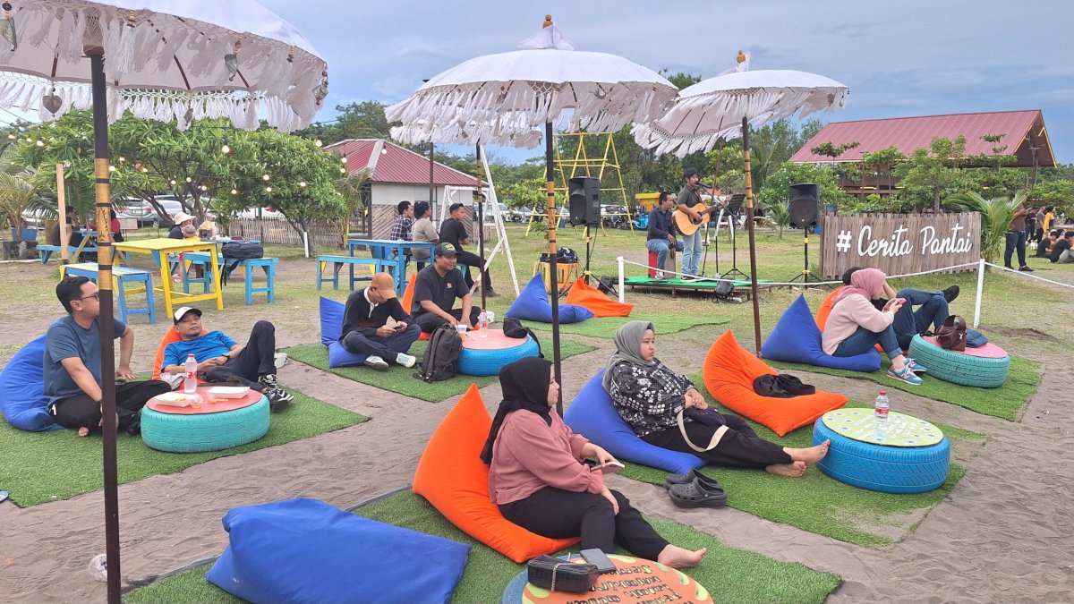 Cerita Pantai di Pantai Indah Bosowa Hadirkan Nuansa Santai Ala Bali