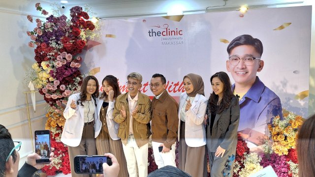 Dokter The Clinic Beautylosophy Makassar foto bersama Ruben Onsu. Foto: Istimewa.