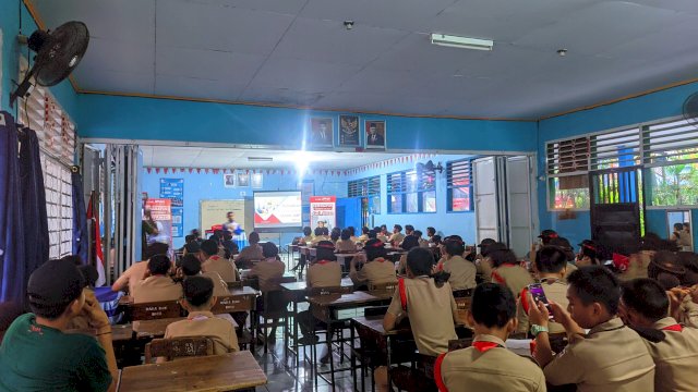 Edukasi safety riding Asmo Sulsel kepada pelajar. Foto: Istimewa.