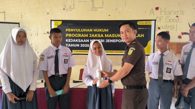 Kejari Jeneponto melalui Kasubsi I Intelijen, Zainuddin pimpin penyuluhan hukum di sekolah sekolah (Istimewa)
