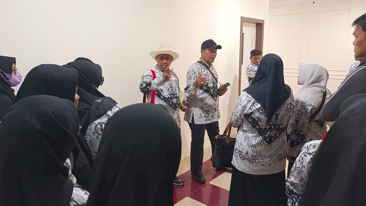 Ratusan Guru Datangi DPRD Makassar, Desak Pembayaran Tunjangan Sertifikasi