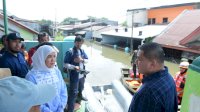 Kompaknya Appi-Aliyah Antar Langsung Bantuan dan Temui Korban Banjir di Manggala