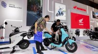 AHM Tunjukkan Kecanggihan Honda PCX 160 RoadSync dan Motor Listrik Futuristik di IIMS 2025
