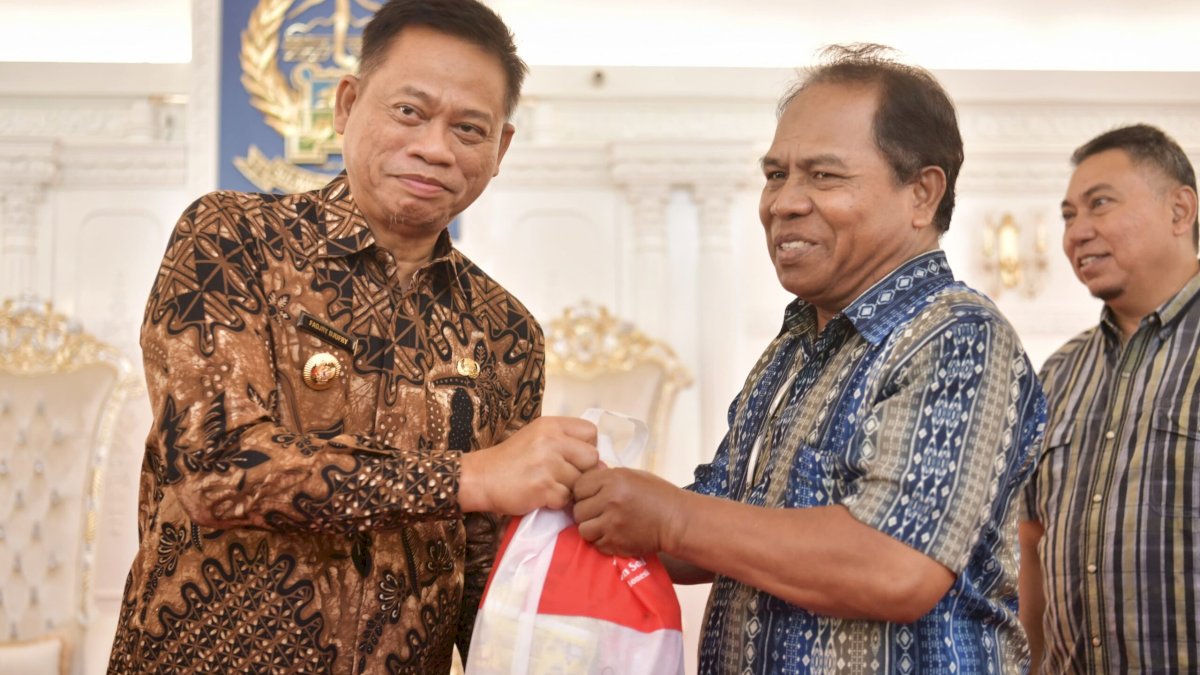 Pj Gubernur Sulsel dan Kemensos Salurkan 2.000 Paket Bantuan untuk Korban Banjir