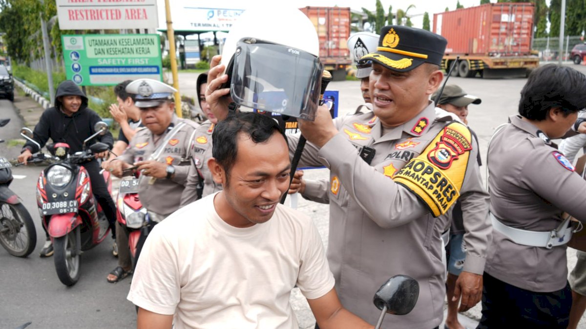 Kapolres Pelabuhan Makassar Bagikan Helm Gratis dalam Operasi Keselamatan Pallawa 2025