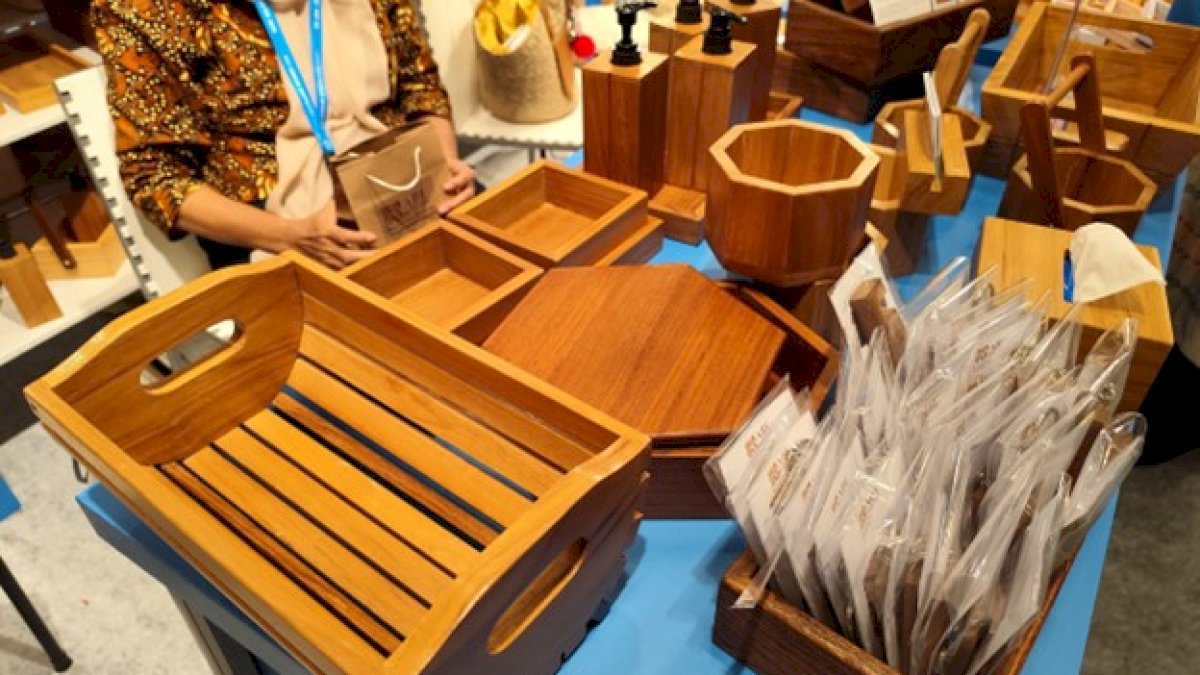 Ciptakan Produk Ramah Lingkungan, Peserta BRI UMKM EXPO(RT) Ini Olah Limbah Jati Jadi Produk Multifungsi