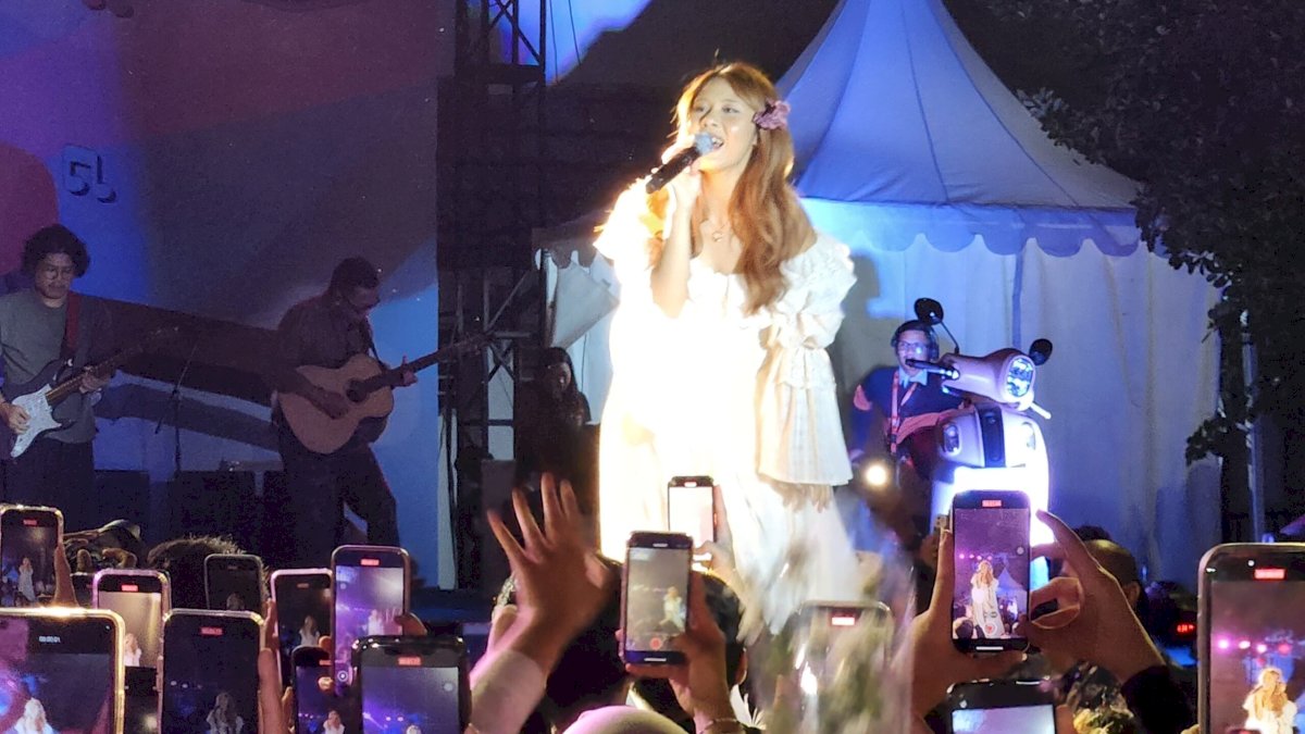 Pecah! Nadin Amizah Hibur Ratusan Pelajar Saat Yamaha Fazzio Youth Project di Makassar