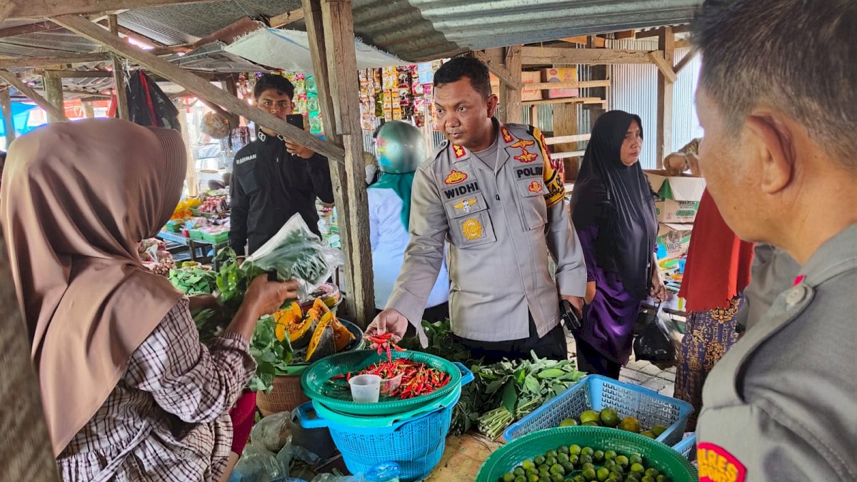 Kapolres Jeneponto Pastikan Stok Sembako Cukup dan Harga Stabil di Pasar Gantinga Menjelang Ramadhan