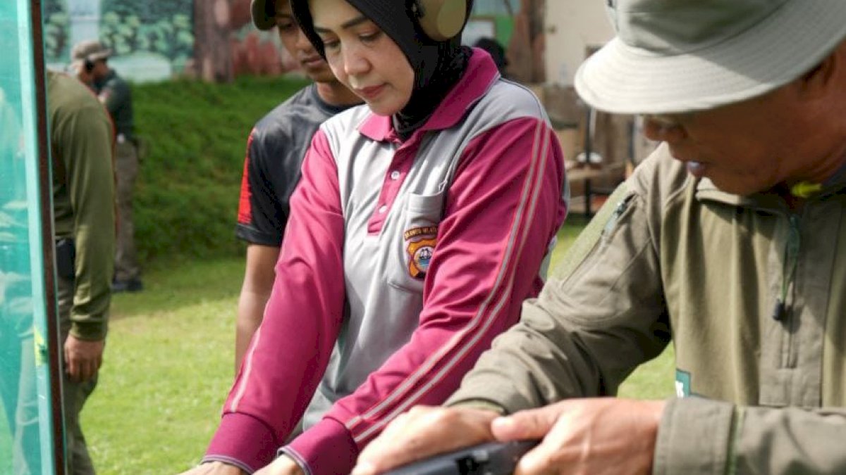 Polres Pelabuhan Makassar Asah Ketangkasan Anggota Melalui Latihan Menembak