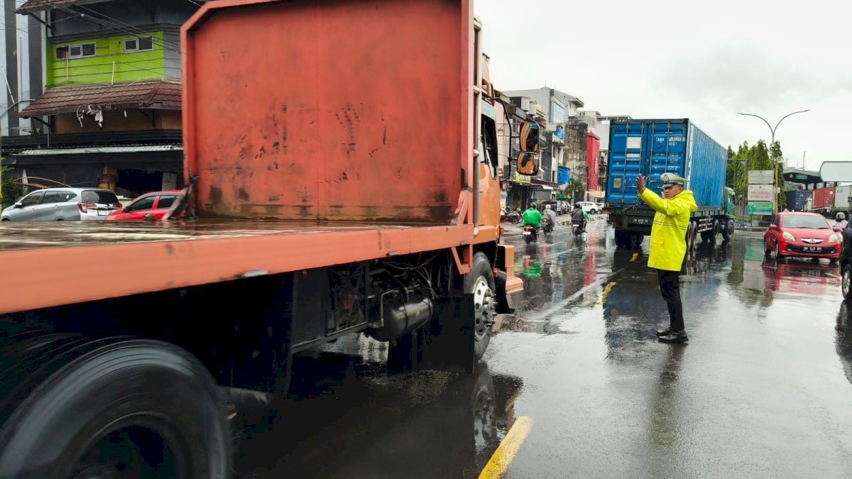 Pelayanan Prima di Tengah Hujan, Satlantas Polres Pelabuhan Makassar Urai Kemacetan