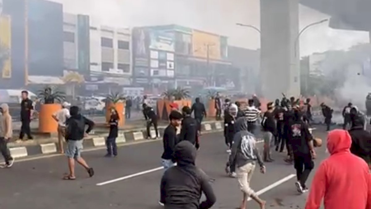 Eksekusi Lahan di Jl AP Pettarani Makassar Ricuh, Warga Bertahan dan Bentrok dengan Aparat