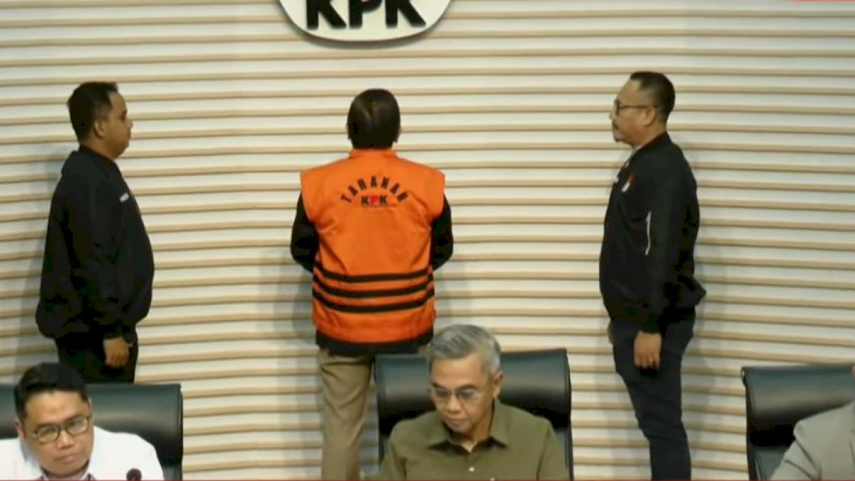 Resmi Ditahan, Hasto Tantang KPK Periksa Keluarga Jokowi!
