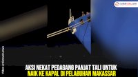 VIDEO: Aksi Nekat Pedagang Panjat Tali untuk Naik ke Kapal di Pelabuhan Makassar