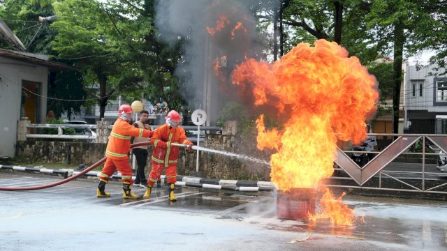 Simulasi tanggap darurat apabila terjadi kebakaran. Foto: Istimewa.