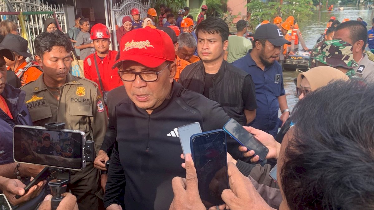 Pastikan Kesehatan dan Kebutuhan, Danny Turun Langsung Temui Korban Banjir di Manggala