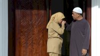 Pamit dan Salim ke Suami, Aliyah Mustika Ilham Awali Tugas Perdana dengan Restu Keluarga