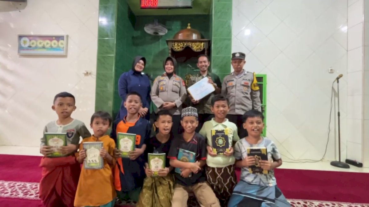 Polwan  Polres Pelabuhan Makassar Tebar Berkah Ramadan: Bagikan Mukena dan Al-qur’an di Masjid