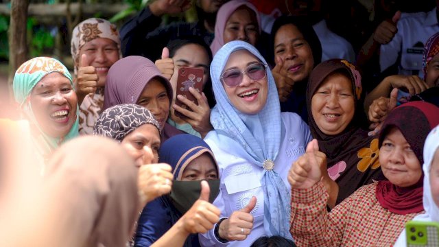 Bupati Husniah turun langsung temui warga. Foto: Istimewa.