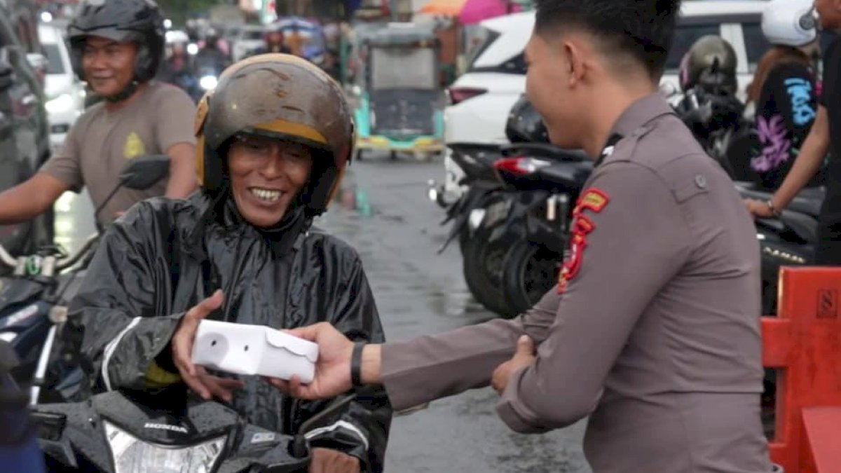 Polres Pelabuhan Makassar Berbagi Takjil, Hadirkan Senyum di Bulan Ramadan