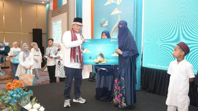 BNI Wilayah 07 Makassar beri santunan kepada anak yatim piatu saat Safari Ramadan 2025 di Kota Ambon. Foto: Istimewa.