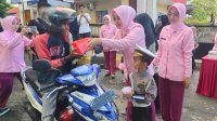 Kapolres Jeneponto dan Ketua Yayasan Kemala Bhayangkari Bagikan Takjil untuk Masyarakat di Bulan Ramadhan