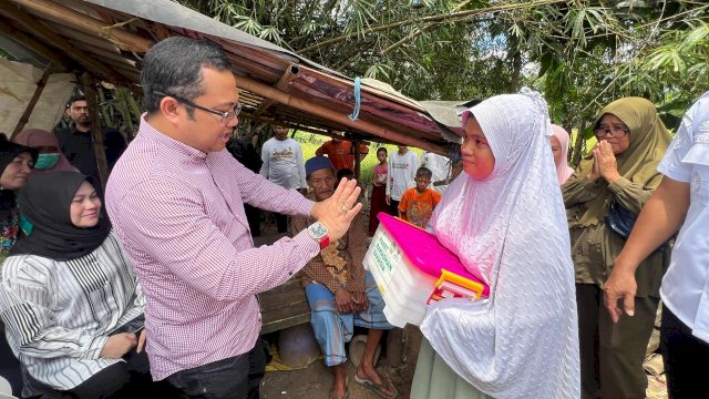 Wabup Gowa salurkan paket sembako untuk orang tua miskin. Foto: Istimewa.