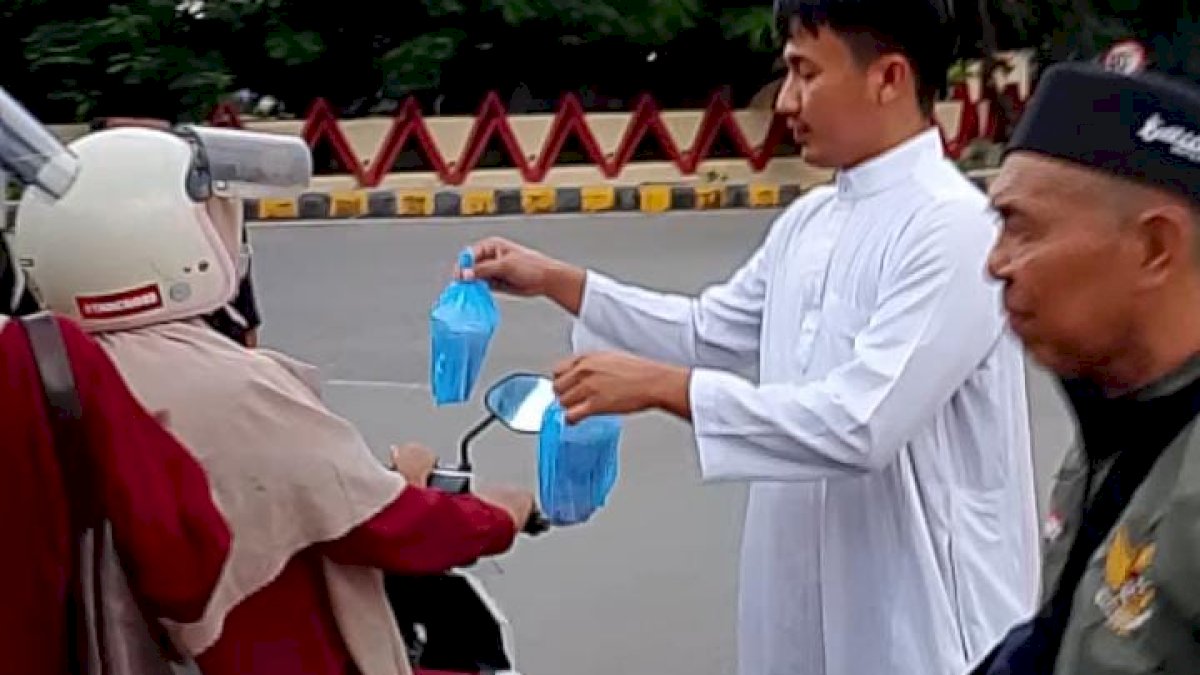 Jurnalis Jeneponto Gelar Aksi Sosial, Bagi Takjil Gratis di Bulan Ramadhan