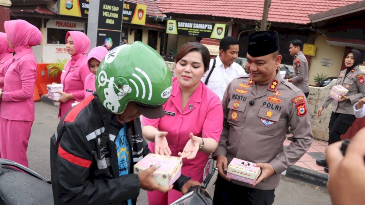 Peduli Sesama di Bulan Suci, Kapolres Pelabuhan Makassar dan Bhayangkari Kembali Bagikan Takjil di Jalan